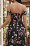 Corsé negro de flores con hombros descubiertos y un vestido midi de tul de línea