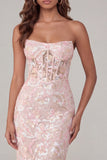 Vestido midi sin tirantes con corsé con flor rosa y sin tirantes