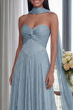 Vestido formal largo plisado y con cinta azul celeste sin tirantes