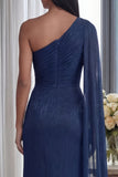 Vestido formal largo y arrugado azul marino con funda de un solo hombro y cinta