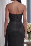 Vestido formal largo y enfundado sin tirantes en la espalda con cinta