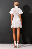 Vestido de novia corto blanco de cuello alto con mangas aleteadas