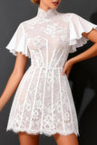Vestido de novia corto blanco de cuello alto con mangas aleteadas