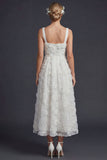 Vestido de novia largo de cuello cuadrado blanco con líneas A y flores 3D