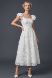 Flores blancas 3D Un vestido de novia largo de cuello cuadrado con mangas aleteadas