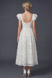 Flores blancas 3D Un vestido de novia largo de cuello cuadrado con mangas aleteadas