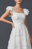 Flores blancas 3D Un vestido de novia largo de cuello cuadrado con mangas aleteadas