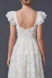 Flores blancas 3D Un vestido de novia largo de cuello cuadrado con mangas aleteadas