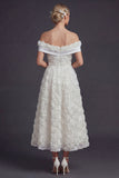 Vestido de novia largo de línea A con hombros y flores 3D