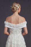 Vestido de novia largo de línea A con hombros y flores 3D