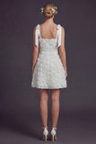 Tiras blancas con lazo: Vestido de novia corto con flores 3D