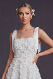 Tiras blancas con lazo: Vestido de novia corto con flores 3D