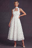 Vestido de novia con corte de corte blanco con líneas largas y flores 3D