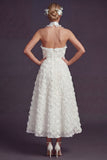 Vestido de novia con corte de corte blanco con líneas largas y flores 3D