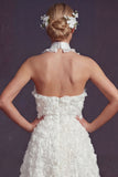 Vestido de novia con corte de corte blanco con líneas largas y flores 3D