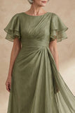 Un vestido de Madre de la Novia con escote barco de salvia polvoriento y mangas con volantes