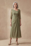 Un vestido midi de madre de la novia de línea polvoriento salvia de escote en V