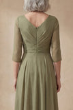 Un vestido midi de madre de la novia de línea polvoriento salvia de escote en V