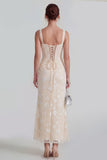 Corsé transparente lila con escote cuadrado y vestido midi floral con encaje en la espalda