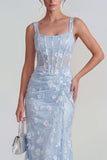 Corsé transparente lila con escote cuadrado y vestido midi floral con encaje en la espalda