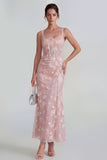 Corsé transparente lila con escote cuadrado y vestido midi floral con encaje en la espalda