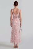 Corsé transparente lila con escote cuadrado y vestido midi floral con encaje en la espalda