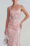 Corsé transparente lila con escote cuadrado y vestido midi floral con encaje en la espalda