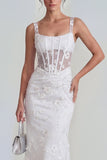 Corsé transparente lila con escote cuadrado y vestido midi floral con encaje en la espalda