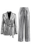 Trajes de solapa de solapa gris de dos piezas con pañuelo gris y lazo