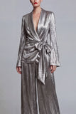 Trajes de solapa de solapa gris de dos piezas con pañuelo gris y lazo