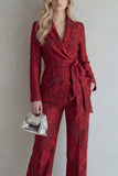 Trajes de solapa Red Lace Peak Floral de dos piezas ajustados con cinturón y cinturón