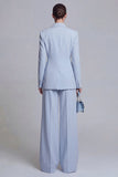 Trajes azules de dos piezas, pierna ancha y pico cruzado, con solapa de pico