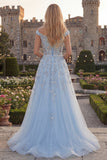 Corsé azul descubierto con cuentas y un vestido largo de graduación de tul con apliques