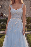 Vestido largo de graduación azul brillante de tirantes finos con cuentas y tul con apliques
