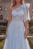 Vestido largo de graduación azul brillante, de un solo hombro con un lazo de tul con cuentas y apliques