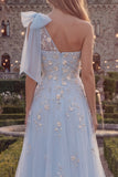 Vestido largo de graduación azul brillante, de un solo hombro con un lazo de tul con cuentas y apliques