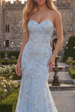 Vestido de graduación largo de tul con contas y sirenas azul brillante con apliques