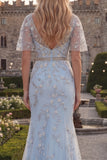 Vestido de graduación de tul largo con cuello en V y cuenta con sirena azul brillante y aplicables