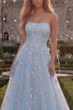 Vestido de baile largo de tul azul brillante sin tirantes con cuentas y apliques