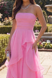 Vestido largo de graduación sin tirantes de tul rosa intenso y con volantes