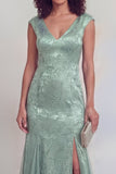 Vestido largo de sirena de sirena verde salvia con escote en V y abertura
