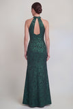 Vestido largo de sirena con corte verde salvia y abertura