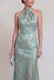 Vestido largo de sirena con corte verde salvia y abertura
