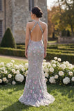 Vestido largo de graduación con escote halter de tul y tul de flores plateadas con una flor 3D