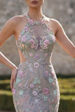 Vestido largo de graduación con escote halter de tul y tul de flores plateadas con una flor 3D