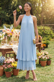 Vestido largo plisado azul cielo con escote en A y cuello halter, con lazo