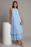 Vestido largo plisado azul cielo con escote en A y cuello halter, con lazo