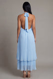 Vestido largo plisado azul cielo con escote en A y cuello halter, con lazo