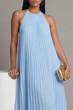 Vestido largo plisado azul cielo con escote en A y cuello halter, con lazo