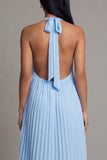 Vestido largo plisado azul cielo con escote en A y cuello halter, con lazo